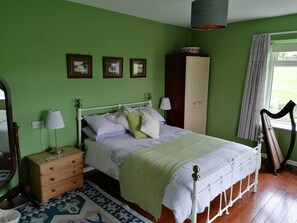 4 bedrooms, iron/ironing board, free WiFi, bed sheets