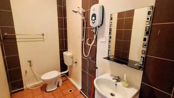 Douche, douche à « effet pluie », bidet, serviettes fournies