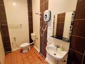 Shower, rainfall showerhead, bidet, towels - Capital O 91118 Chalet Seri Idaman (Batu Maung)