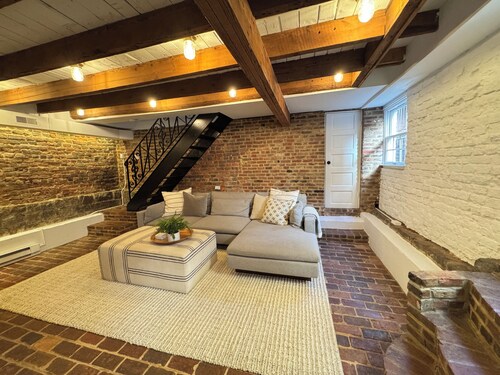 Beautiful Historic Flat next to City Dock + USNA