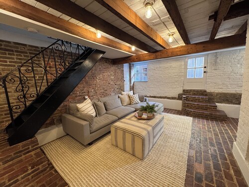 Beautiful Historic Flat next to City Dock + USNA
