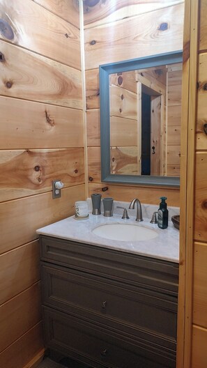 Dusj, hårføner, håndklær og såpe