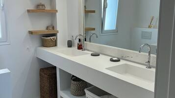 Een douche, een haardroger, handdoeken, zeep