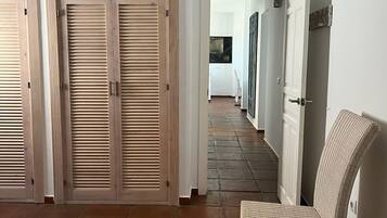 2 slaapkamers, een strijkplank/strijkijzer, wifi, beddengoed