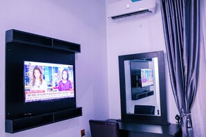 Quarto clássico | Cofres nos quartos, escrivaninha, espaço de trabalho para notebook