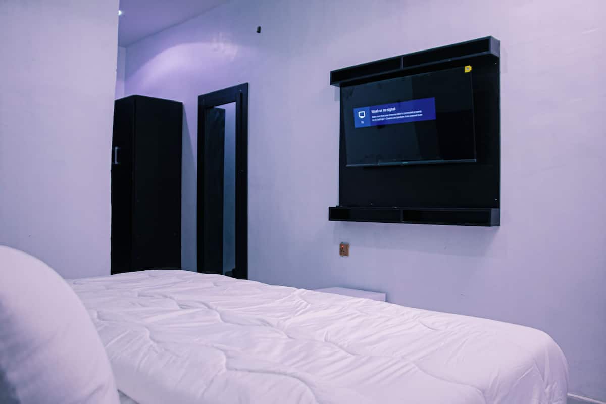 Caja de seguridad en la habitación y escritorio