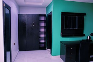 Quarto casal econômico | Cofres nos quartos, escrivaninha, espaço de trabalho para notebook