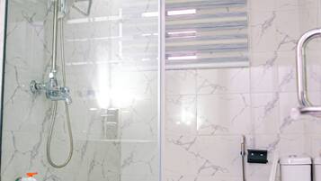 Habitación clásica | Baño | Ducha y bañera combinadas y artículos de higiene personal gratuitos