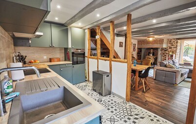 Complete gîte for 11 people with jacuzzi, fenced garden and pets allowed.