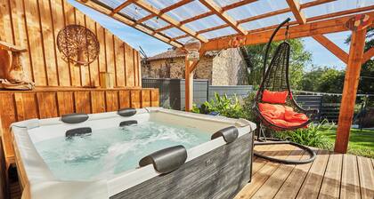 Complete gîte for 11 people with jacuzzi, fenced garden and pets allowed.