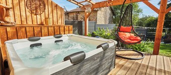 Complete gîte for 11 people with jacuzzi, fenced garden and pets allowed.