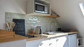 Réfrigérateur, micro-ondes, plaque de cuisson, cafetiÚre/bouilloire