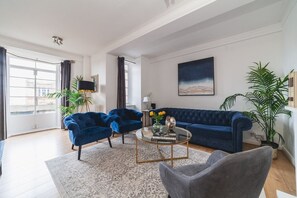 TV - Chic 3BR Flat -  next to Finchley Road Tube Station - Bright and Spacious (Greater London)