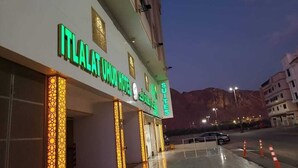 The exterior of the ITALAT UUD HOTEL with a sign indicating 'SUITES'.