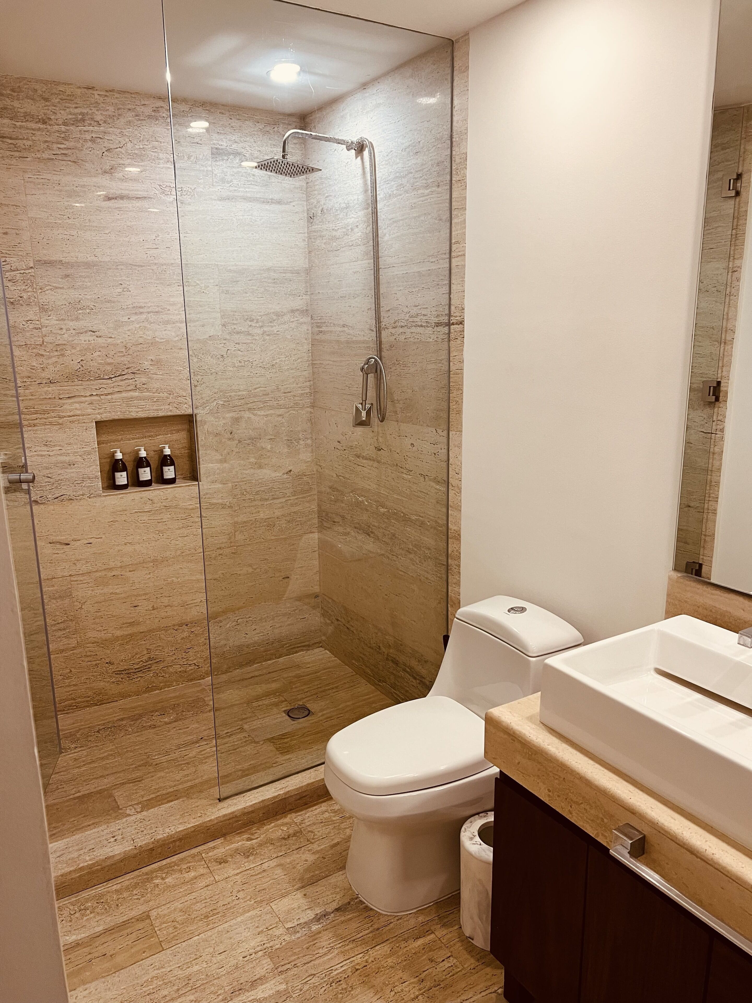Ein modernes Badezimmer mit Duschkabine, Toilette und Waschbecken.