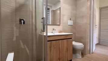 Doccia, asciugacapelli, bidet, asciugamani