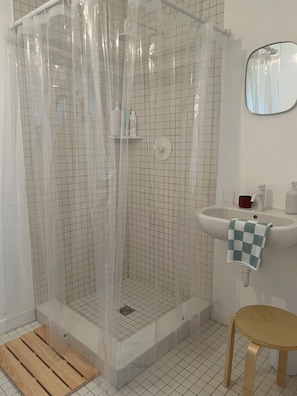 Douche, sèche-cheveux, serviettes fournies, savon