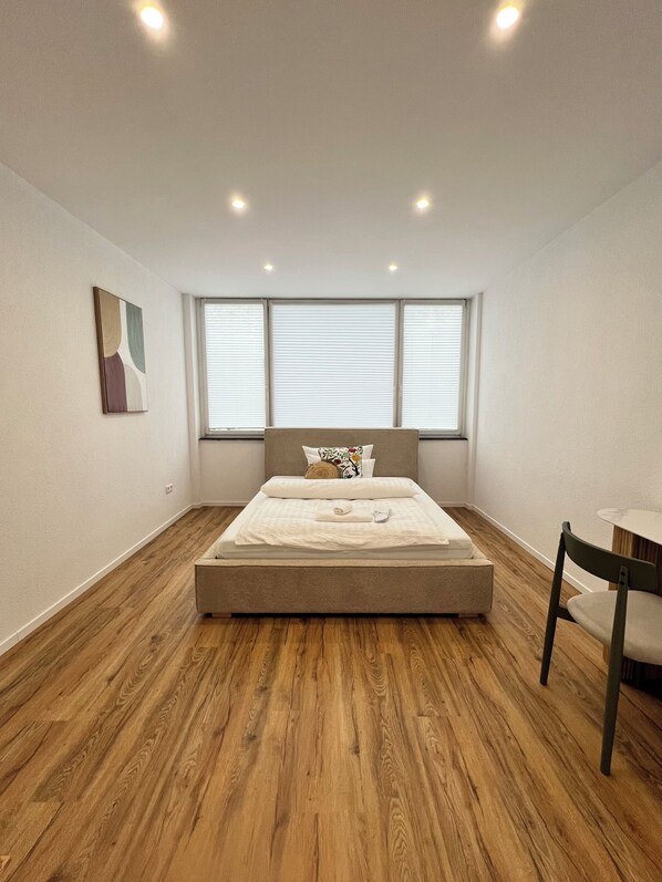 7 bedrooms, WiFi, bed sheets