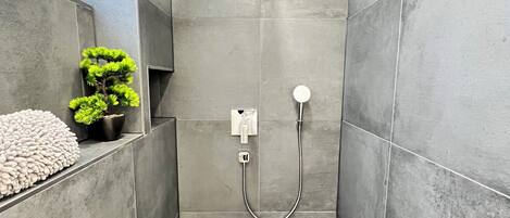Dusche, Haartrockner, Handtücher, Seife