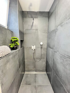 Shower, hair dryer, towels, soap - House of Al-Ay Künzelsau (Künzelsau)