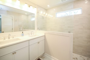 Towels, soap, toilet paper - Beautiful spacious home and pool, wi-fi, pool (St. Simons Island)