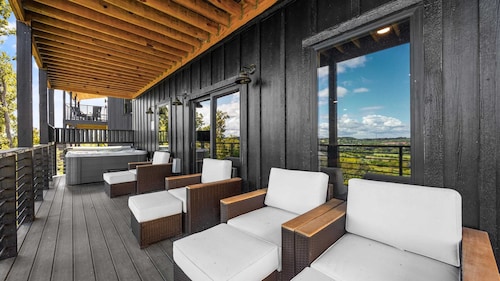 The Back Nine Retreat by Avantstay Private Golf Sim, Firepit & Mountain Views Near Dollywood