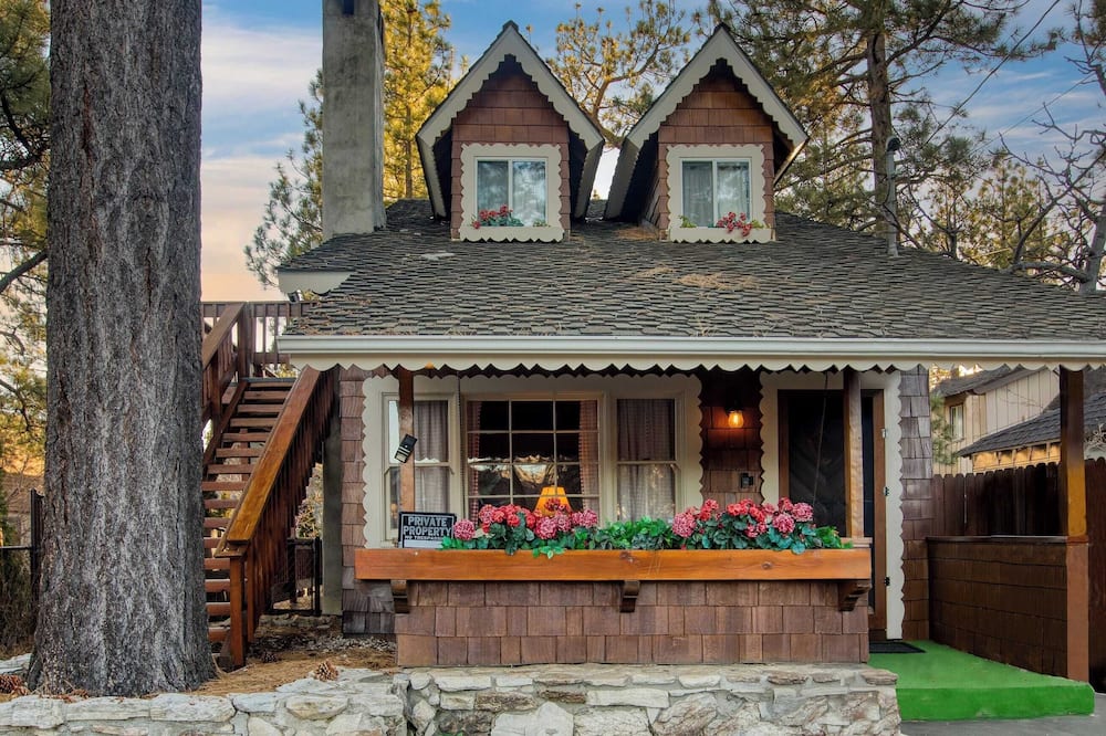 Lakefront w/ Private Dock, Hot Tub, Large Deck, Views Lakeside on Lagunita - Big Bear, CA