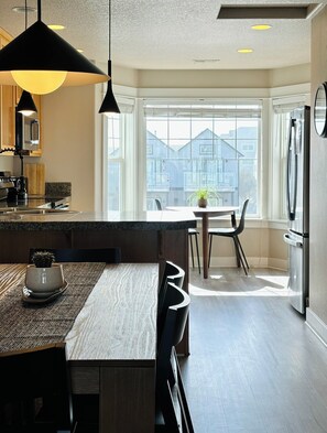 Fridge, microwave, oven, stovetop - Oceanview Modern - Fireplace - Balcony - 3 Bedroom (Rockaway Beach)