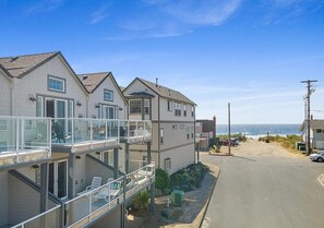Exterior - Oceanview Modern - Fireplace - Balcony - 3 Bedroom (Rockaway Beach)