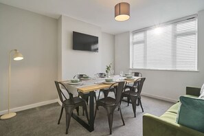 Dining - The Emerald | Sleeps 8 | Contractors | FreeParking (Bristol)