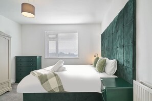 4 habitaciones, tabla de planchar con plancha, wifi y ropa de cama