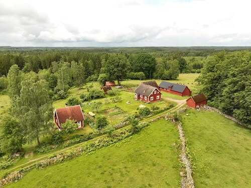 Whole house in idyllic farm setting