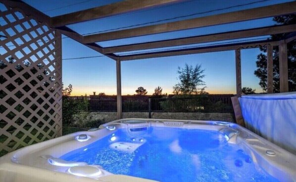 Outdoor spa tub - Pet Friendly - 4BR/2.5BA - Near NMSU, Museums, & Golf (Las Cruces)