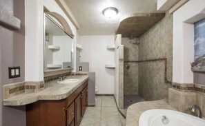 Towels, soap, toilet paper - Pet Friendly - 4BR/2.5BA - Near NMSU, Museums, & Golf (Las Cruces)
