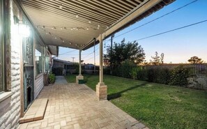 Property grounds - Pet Friendly - 4BR/2.5BA - Near NMSU, Museums, & Golf (Las Cruces)