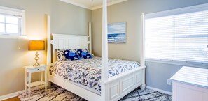 3 soverom, skrivebord, strykejern/-brett og reiseseng for barn