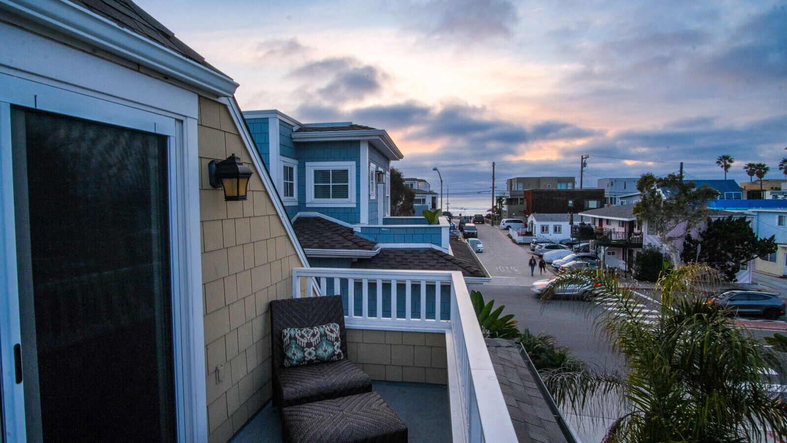 Top floor balcony w/ stunning sunsets & views