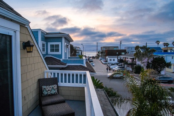 Top floor balcony w/ stunning sunsets & views