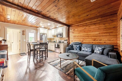 HOT TUB, outdoor movie theater, coffee bar,Fire pit, BBQ, pavilion & LAKE VIEWS!