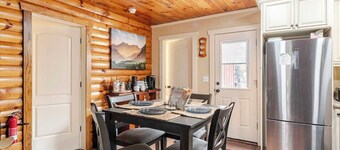 HOT TUB, outdoor movie theater, coffee bar,Fire pit, BBQ, pavilion & LAKE VIEWS!