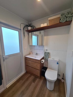 Towels, soap, toilet paper - Your ReTreat with stunning ocean views (Pikowai)