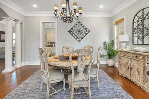 Dining - 7-bedroom cottage in fabulous St. Simons Island with lounge pool, WiFi, AC. (St. Simons Island)