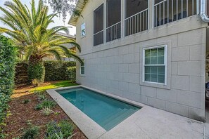 Outdoor pool - 7-bedroom cottage in fabulous St. Simons Island with lounge pool, WiFi, AC. (St. Simons Island)