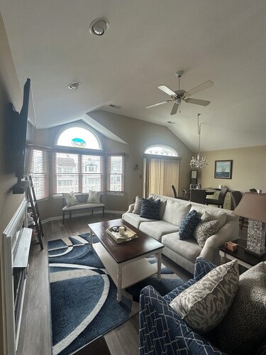 Charming upstairs 3-bedroom house two blocks from the beach in Ocean City