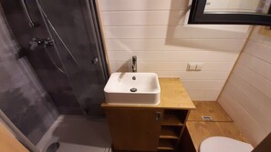 Douche, sĂšche-cheveux, serviettes fournies, papier toilette