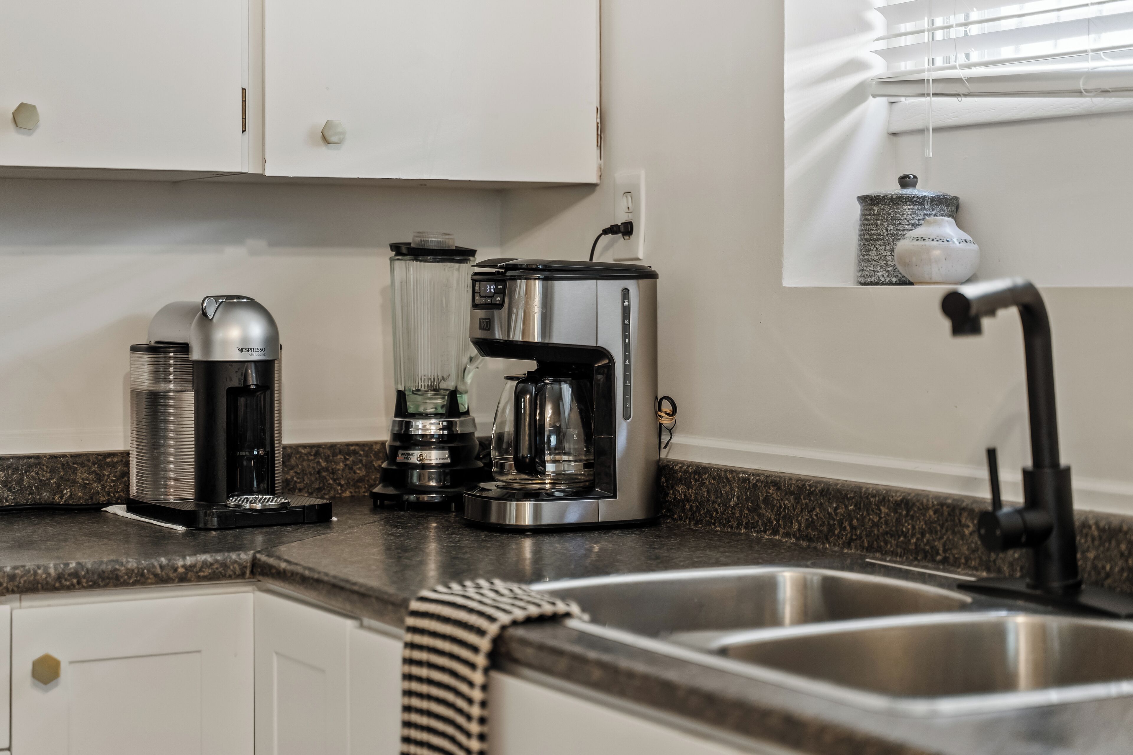 Kaffe- och tebryggare, kylskåp, mikrovågsugn och ugn