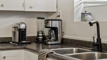 Cafeteira/chaleira, geladeira, micro-ondas, fogão