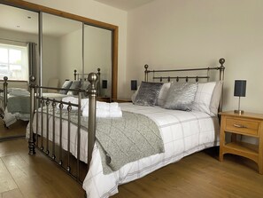 1 bedroom, iron/ironing board, WiFi, bed sheets - Cosy self catering cottage. (Peterhead)