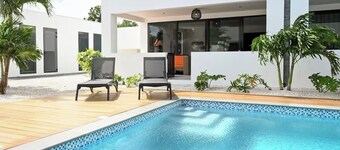 Rejuvenate@ peaceful  2-bedroom 2 bath condo poolside in Jan Thiel with WiFi, AC