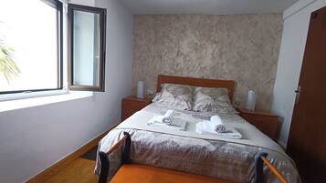 3 slaapkamers, een strijkplank/strijkijzer, wifi, beddengoed